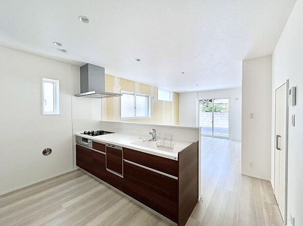 ◆2号棟◆〜Kitchen〜　広くて使いやすいキッチンなら家族でいっしょに料理をつくったり、後片付けも手間なくできちゃいます♪収納もたっぷりあるので、いつもすっきりと清潔な印象を保てます。