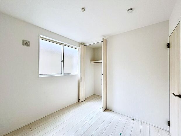 ◆2号棟◆〜Bed Room〜  全居室には収納クローゼットを完備！普段使いのお洋服や小物はもちろん、季節物のお洋服などもしっかりと整理整頓おしまい頂けます。  居室空間を広く使用できますね。