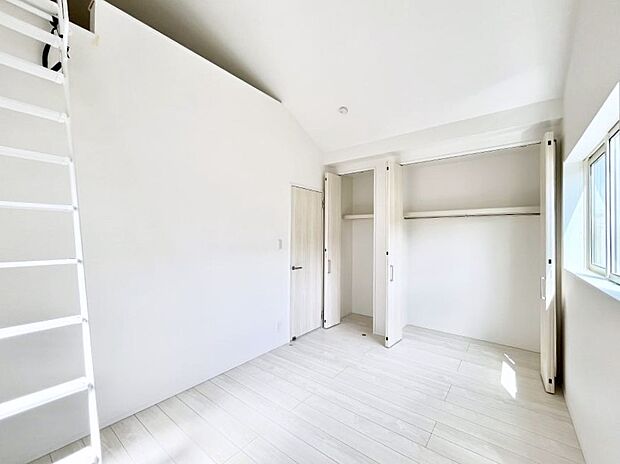 ロフトのあるお部屋は、天井が高く設けられているので開放感があります。 