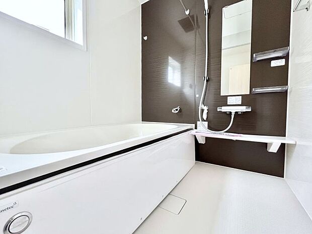 ◆2号棟◆~Bath Room~ 窓付きのバスルームは、採光もあり明るく気持ちの良い空間です。窓があることで、換気環境も良好。ゆったり寛げるバスルームで、毎日のバスタイムが楽しみになりそうです。
