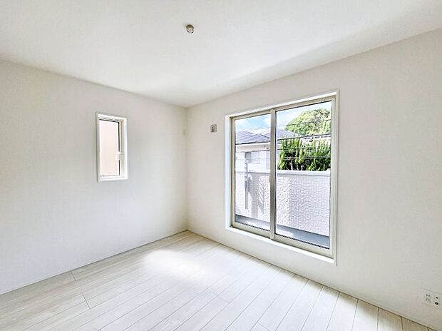 ◆2号棟◆~Bed Room~ 2面採光を確保した明るい室内は、風通しも良く、大変居心地の良い空間となっております。爽やかな風を感じて起きる朝は、快適生活の始まりに!日当たりや通風がとても良い住まい♪