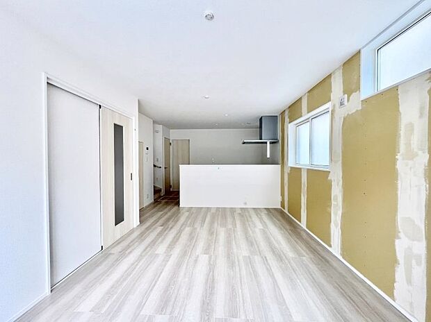 ◆2号棟◆〜Living〜　豊かな陽光がこの場所を照らしだす。光溢れるこの空間はみんなの笑顔が集う場所、時を忘れ、つきることのないたわいもない会話を楽しむ時間、たくさんの思いが綴られる場所。