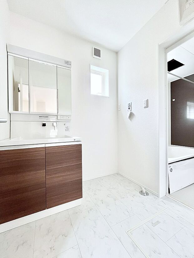 ◆2号棟◆〜Dressing Room〜　暗くなりがちな洗面所も窓があると採光と換気が可能なので気持ちよくお使い頂けます。三面鏡タイプの洗面台は鏡裏収納で散らかりがちな洗面所もスッキリ♪