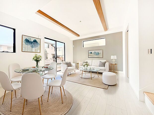 〜Living〜 家族の会話や笑顔が行き交うリビングです。子供が走ってる姿を見ながら、大きなソファやダイニングテーブルでゆったり食事をしたりくつろぎたい♪そんな夢が叶えられる空間です!※家具はCGです