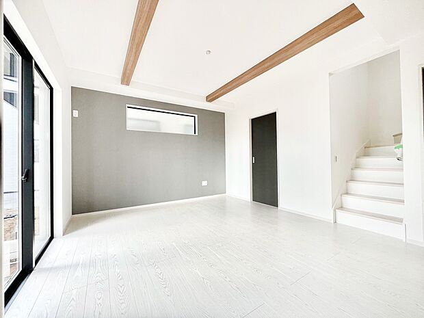 〜Living〜 リビングに階段のある間取りです♪家族のコミュニケーションがスムーズに取れますね♪ゆとりある暮らしと心地よい住環境が紡ぐ贅沢な時間をご家族みんなでお過ごし下さい。