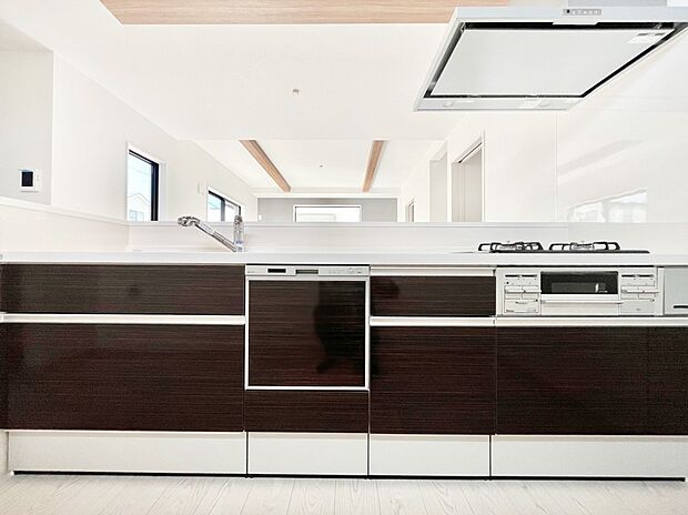 〜Kitchen〜 広くて使いやすいキッチンなら家族でいっしょに料理をつくったり、後片付けも手間なくできちゃいます♪収納もたっぷりあるので、いつもすっきりと清潔な印象を保てます。