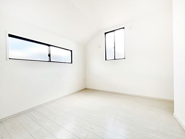 〜Bed Room〜　2面採光を確保した明るい室内は、風通しも良く、大変居心地の良い空間となっております。爽やかな風を感じて起きる朝は、快適生活の始まりに！日当たりや通風がとても良い住まい♪