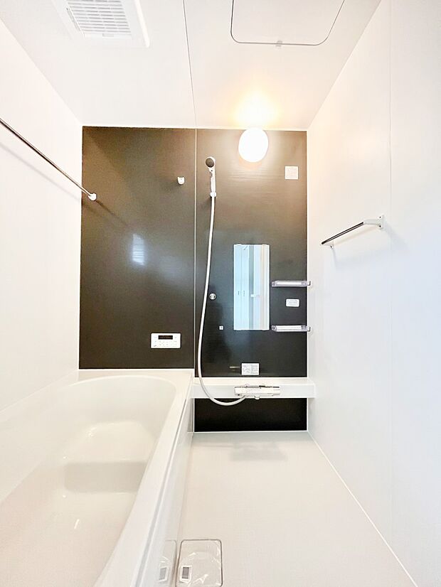 〜Bath Room〜 落ち着いた雰囲気の浴室で明日に向けてリフレッシュ。浴室乾燥機能も付いているので隣の洗濯機置き場で洗い上がった洗濯物を、雨の日も天気を気にせず乾燥させることも可能です。