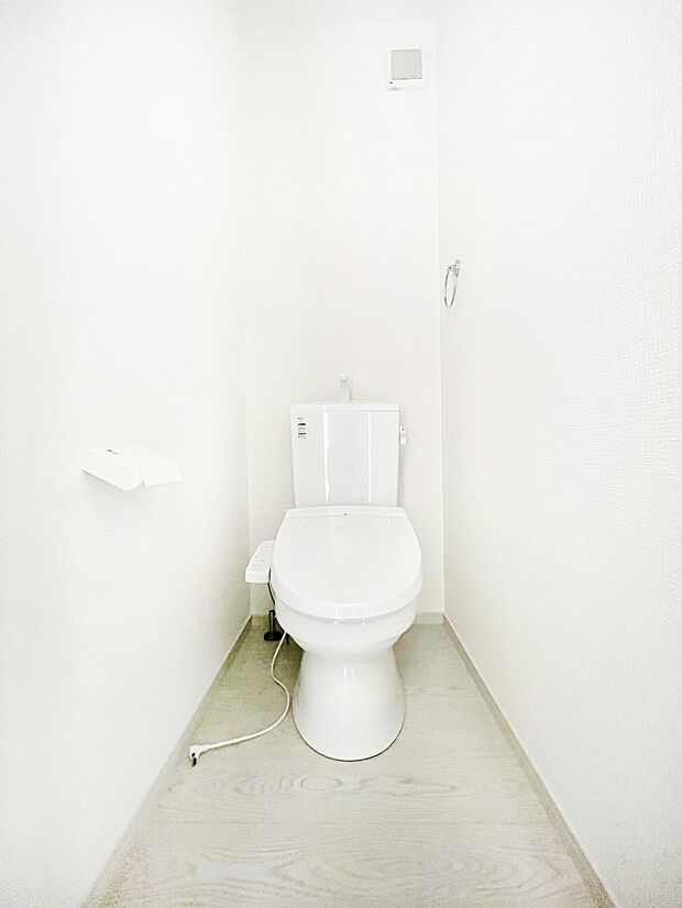 明るく清潔感のあるトイレです。