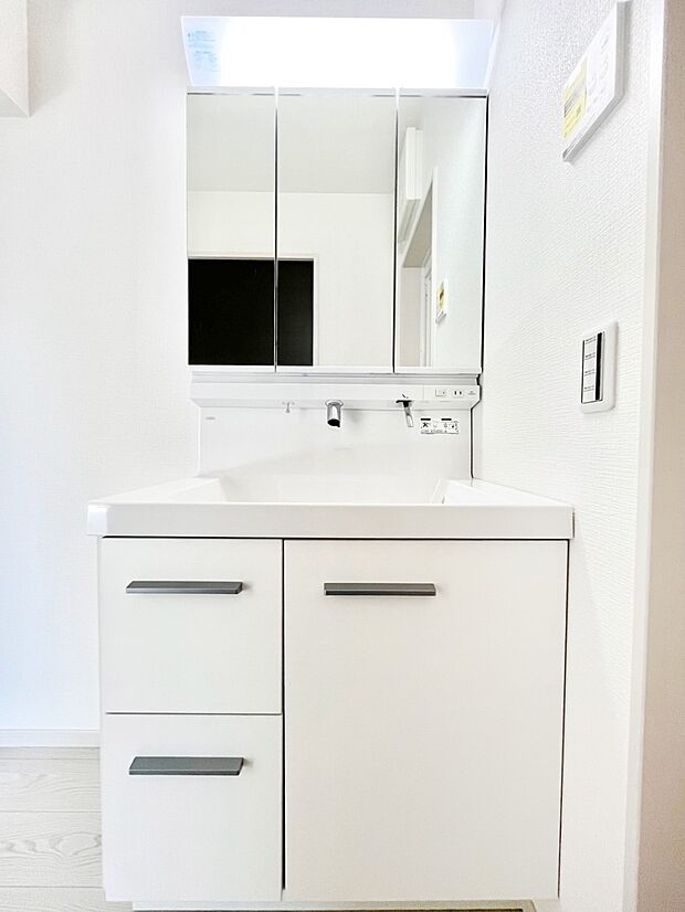 〜Dressing Room〜 十分な大きさの洗面台は収納もさる事ながら、身だしなみチェックや歯磨きなど、朝の慌ただしい時間でもホテルライクなスペースで余裕とゆとりを感じて頂けます。