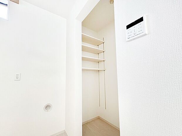 キッチンにはパントリー！食材のストックはもちろん、日用品の収納など使い方はいろいろ！