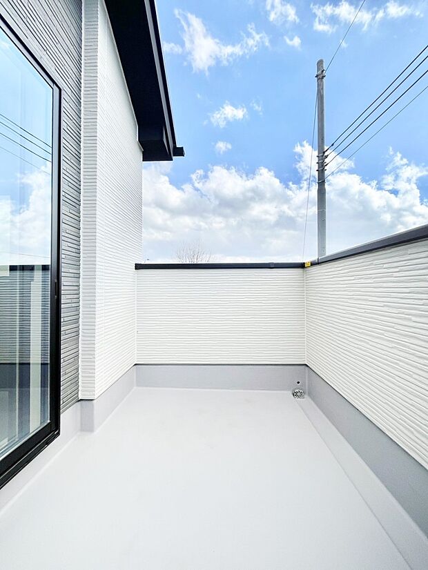〜Balcony〜 南向きのバルコニーの前には雲以外に太陽を遮るものがありません。お洗濯物も乾きやすく、何より明るく気持ちのいい光が入ってきます。家族全員分の洗濯物も一気に干せます。