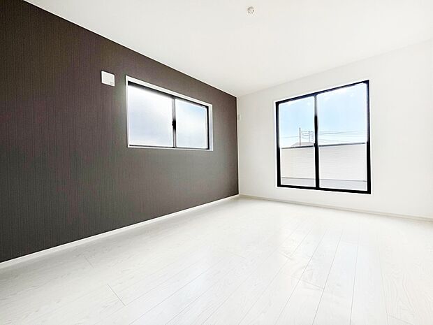 〜Bed Room〜 「今日も一日お疲れ様」とご夫婦でゆったりくつろげる寝室。 毎日の家事やお仕事に疲れた日はフカフカのベットで癒されてください。テレビや本棚をおいても快適な広さが自慢♪