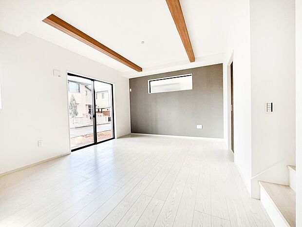 〜Living〜 飽きの来ないシンプルでおしゃれなLDK。大きな窓から日差しが差し込むので室内も明るく、家族の憩いの場としてピッタリです。開放感と日当たりの良さを是非ご覧ください!