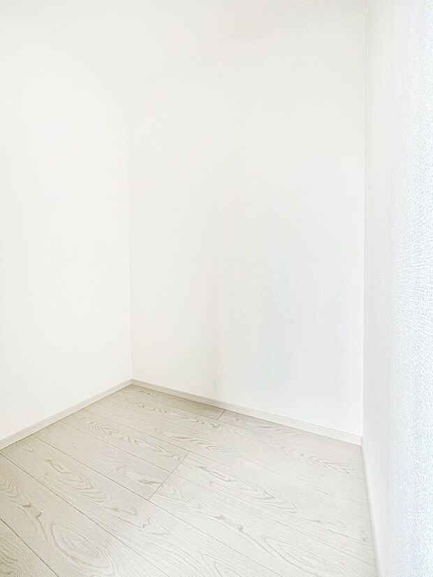 〜Walk-in Closet〜 必要なものやコーディネートを一覧して確認でき、身支度や準備が短時間で済むウォークインクローゼットを設置しました。家の中をすっきりとさせる便利な収納スペースです。