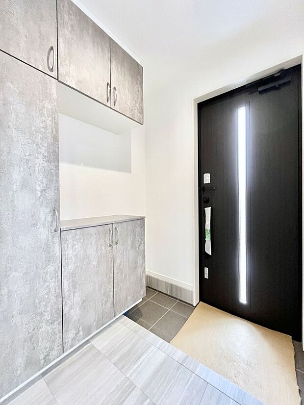 〜Entrance〜　家の中でお客様を迎える最初の場所である玄関は、家の印象そのものです！豊富な玄関収納で、常に綺麗に保つことが出来ます♪玄関にはたっぷり収納の下駄箱を完備！