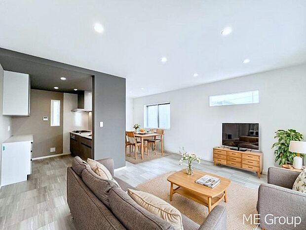 〜Living〜　家族の食事や団らんのほか、子どもを遊ばせたり、友人を招いたりするLDKは住まいの中心。長時間過ごす場所だから、その空間は住まい全体の居心地を左右します。  ※家具はCGです