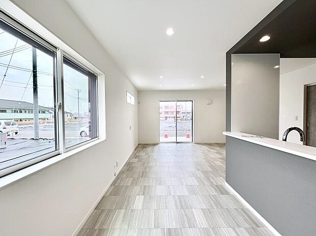 〜Living〜　飽きの来ないシンプルでおしゃれなLDK。大きな窓から日差しが差し込むので室内も明るく、家族の憩いの場としてピッタリです。開放感と日当たりの良さを是非ご覧ください！