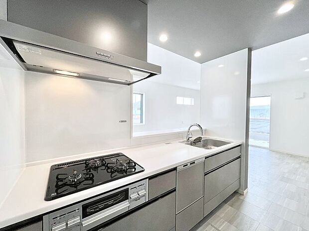 〜Kitchen〜 広くて使いやすいキッチンなら家族でいっしょに料理をつくったり、後片付けも手間なくできちゃいます♪収納もたっぷりあるので、いつもすっきりと清潔な印象を保てます。