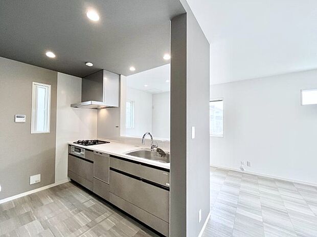 〜Kitchen〜 リビングが見渡せるカウンターキッチン。 料理をしながら家族とコミュニケーションをとれるだけでなく、大きな開放感も得ることができます。 お子様の成長も感じることができますね!