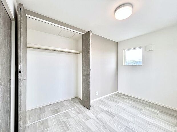 〜Bed Room〜 子供部屋はお子様にとって大変重な役割があります。子供一人で過ごす空間を与えることで、宿題や勉強時間も自然と増えまた自ら部屋の片付けや掃除なども促すことに繋がります。