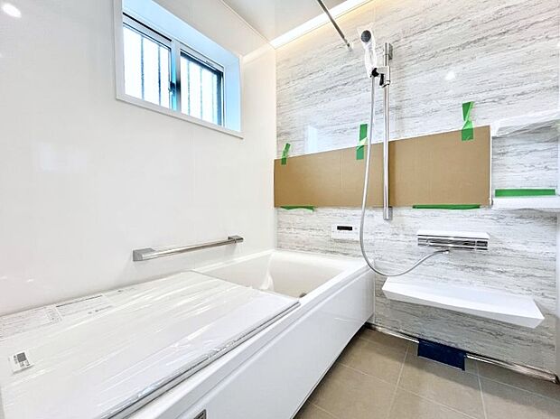 〜Bath Room〜　落ち着いた雰囲気の浴室で明日に向けてリフレッシュ。浴室乾燥機能も付いているので隣の洗濯機置き場で洗い上がった洗濯物を、雨の日も天気を気にせず乾燥させることも可能です。