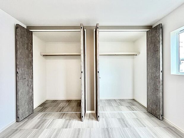 〜Closet〜　壁面クローゼットがあればタンスを置く必要がなく、出っ張りのないスッキリ空間を維持できます。限られたスペースを有効に活用できそう。季節の衣類や趣味の品などたっぷり収納出来ますね♪