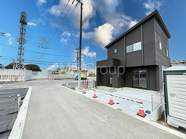 〜Exterior〜　前面道路：西 5m 私道　前面道路は閑静な住宅地をはしる車通りの少ない道路。駐車の出し入れもらくらくです！ご不明点・現地見学のご希望は、お気軽にお問い合わせください！