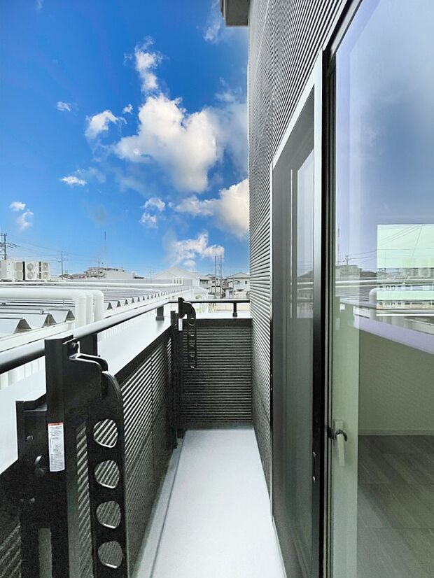 〜Balcony〜  バルコニーは温かい陽がさしこみ、お布団や洗濯物を気持ちよく干すことができます。  使いやすく開放的なバルコニーです♪陽ざしがたっぷり降り注ぐ、バルコニー付き住まい。  