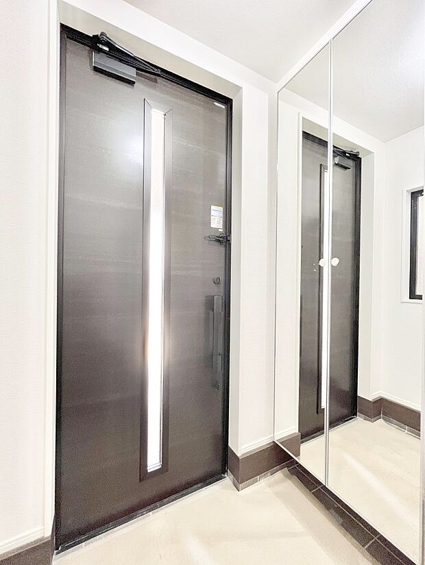 ◆5号棟◆〜Entrance〜　下駄箱ミラー付なので、お出かけ前の身だしなみチェックに◎玄関はお客様をお出迎えする一番最初の場所、帰ってくる時に入る最初の場所。そんな場所だからこそ、より良い空間に…♪