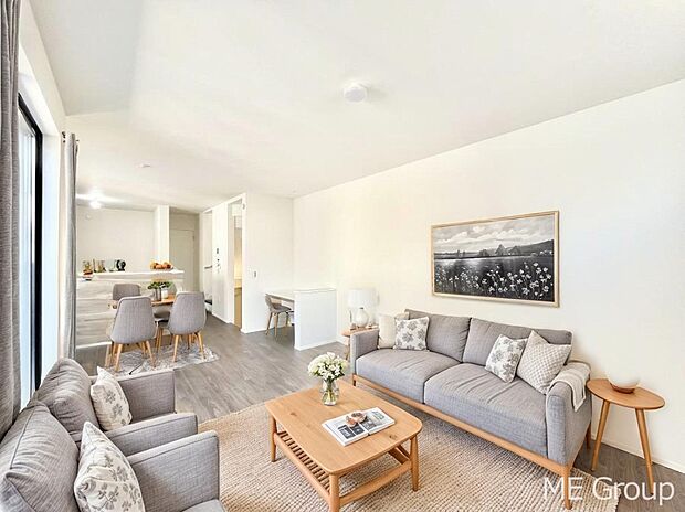 ◆5号棟◆〜Living〜　家族の食事や団らんのほか、子どもを遊ばせたり、友人を招いたりするLDKは住まいの中心。長時間過ごす場所だから、その空間は住まい全体の居心地を左右します。  ※家具はCGです