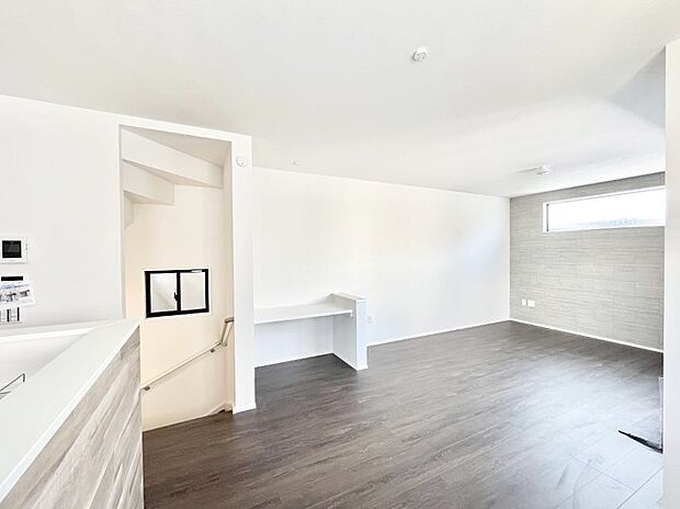 ◆5号棟◆〜Living〜　日当たりのいい2階リビングはプライベート性も高く、落ち着いて暮らせます。ゆとりある暮らしと心地よい住環境が紡ぐ贅沢な時間をご家族みんなでお過ごし下さい。