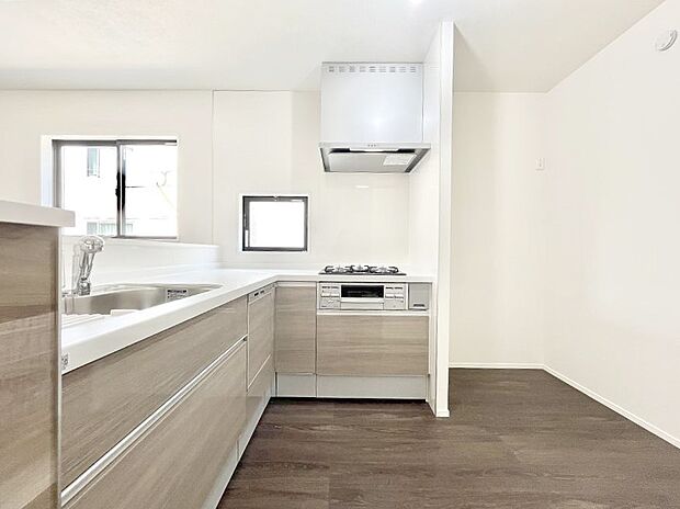 ◆5号棟◆〜Kitchen〜　動線が短く、手早く作業できるＬ型キッチン。コーナーにスパイス類を置いてスッキリと♪ゆったりとしたキッチンコーナーは質感豊かな仕上がりとなっております。      