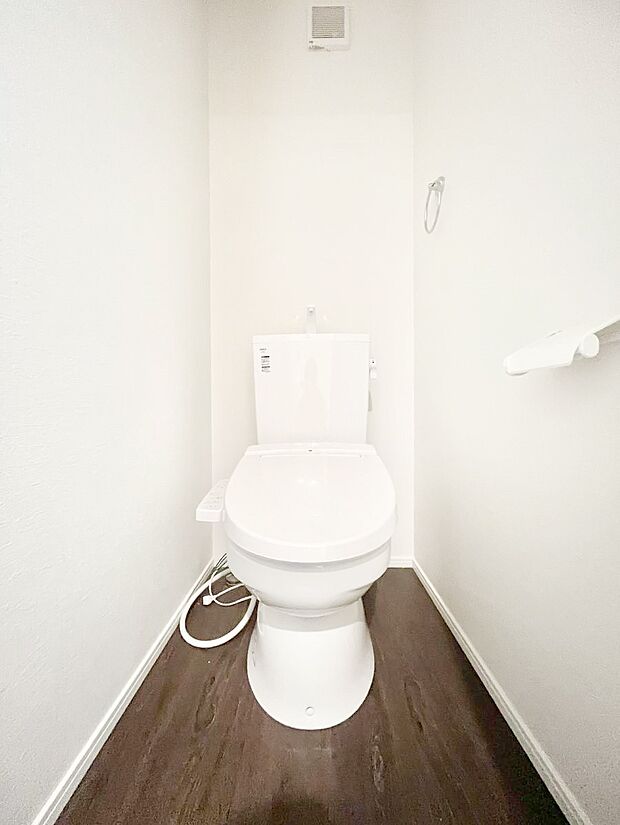◆5号棟◆〜Toilet〜　清潔感のある水回り♪トイレはウォシュレット付きです◎トイレは毎日使わざるを得ないもの。いつも清潔を保ちたいですね。トイレが2ヶ所あるので朝の混雑時に便利です！