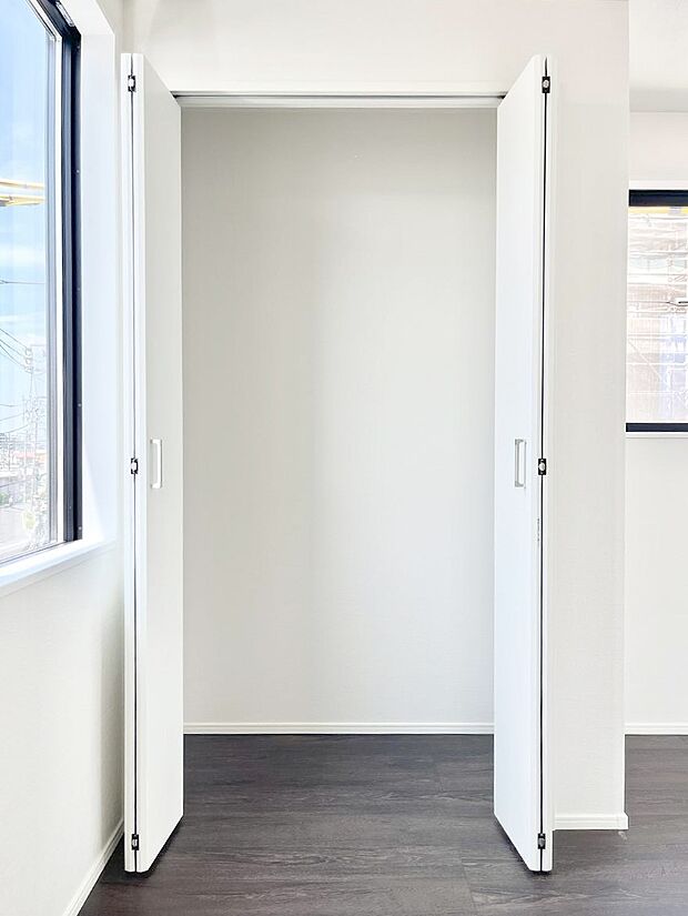 ◆5号棟◆〜Closet〜　壁面クローゼットがあればタンスを置く必要がなく、出っ張りのないスッキリ空間を維持できます。限られたスペースを有効に活用できそう。衣類や趣味の品などたっぷり収納出来ますね♪