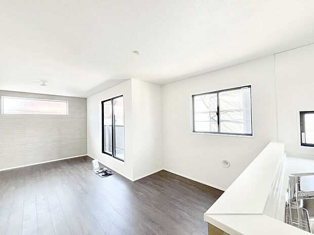 ◆5号棟◆〜Living〜　飽きの来ないシンプルでおしゃれなLDK。大きな窓から日差しが差し込むので室内も明るく、家族の憩いの場としてピッタリです。開放感と日当たりの良さを是非ご覧ください！