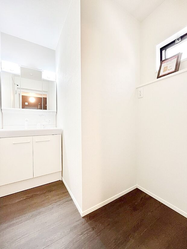 ◆5号棟◆〜Dressing Room〜　暗くなりがちな洗面所も窓があると採光と換気が可能なので気持ちよくお使い頂けます。三面鏡タイプの洗面台は鏡裏収納で散らかりがちな洗面所もスッキリ♪