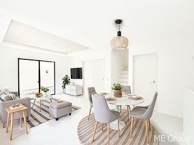 ご家族の賑やかな話し声で包まれる明るいリビング ※家具はCGです