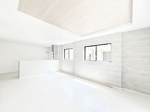 明るい陽光が注ぎ、寛ぎの雰囲気に満たされるリビング・ダイニング。