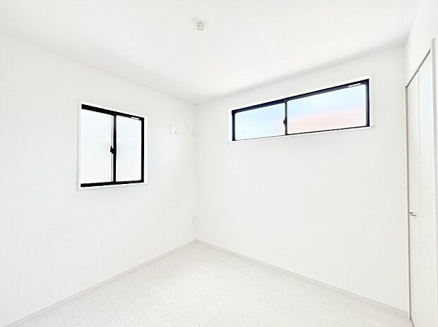 使いやすい形でベットや家具の置き方にも困ることもありません。