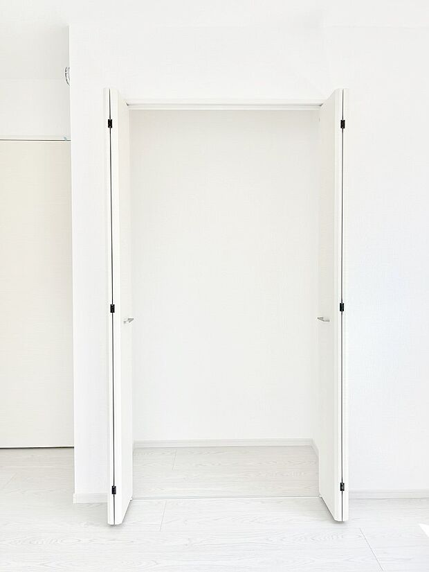 洋室のクローゼット。奥行きがあるので厚手の衣類もすっきり収まります。