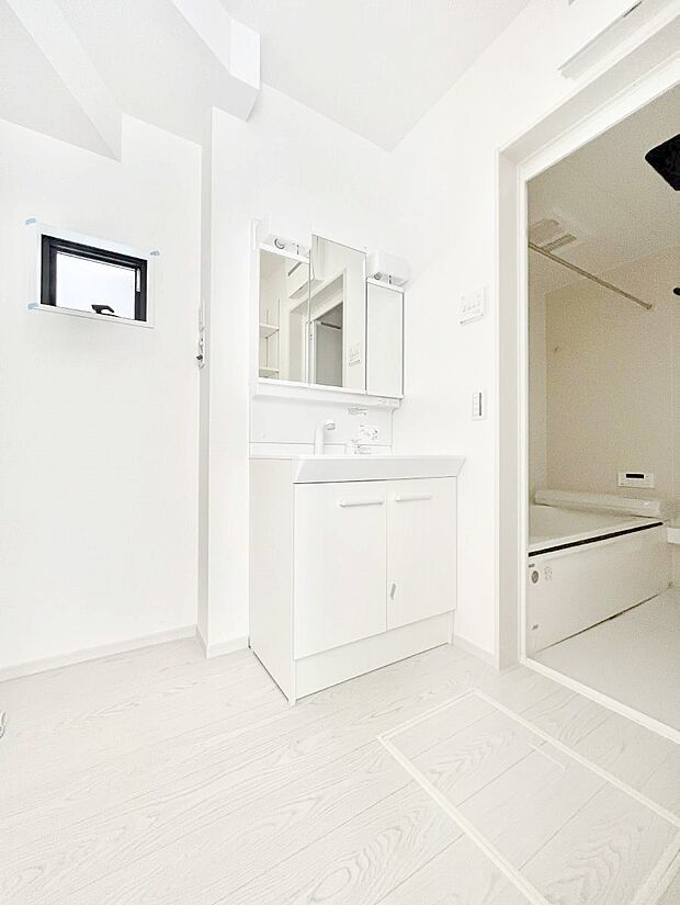 小窓がついているので湿気の多い場所でも換気が十分行えます。毎日の身支度を気持ち良く!