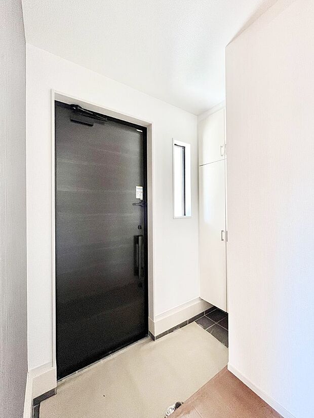 小窓から陽光を感じられる明るい玄関