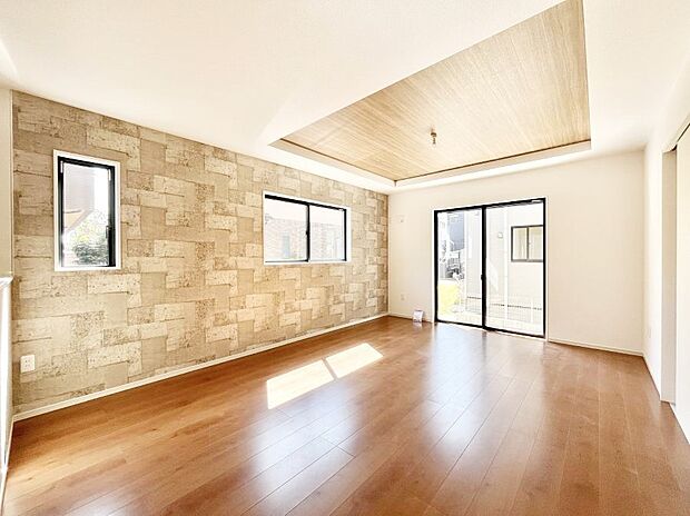 大きな窓からたっぷりの陽光と風を感じられるリビング