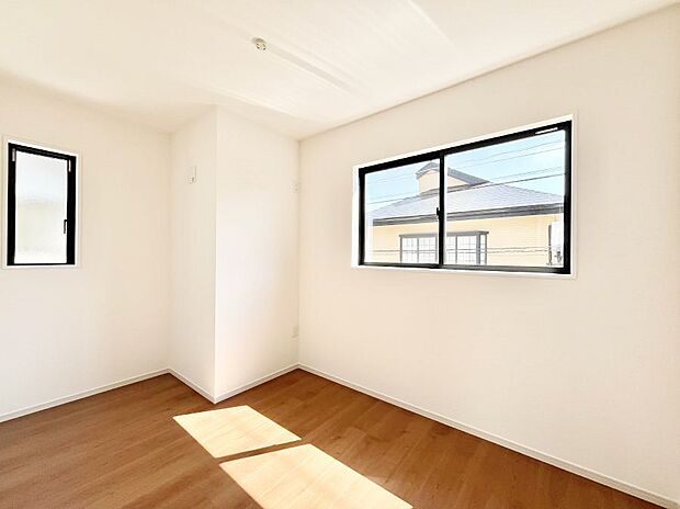 窓からのやさしい光が心地よいプライベートルーム