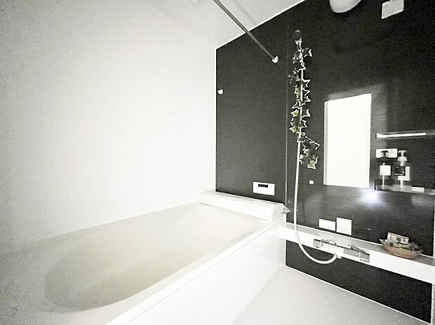 一日の疲れを癒してくれる明るい清潔感のあるバスルーム