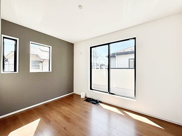 バルコニーが開放感をプラスしてくれる洋室