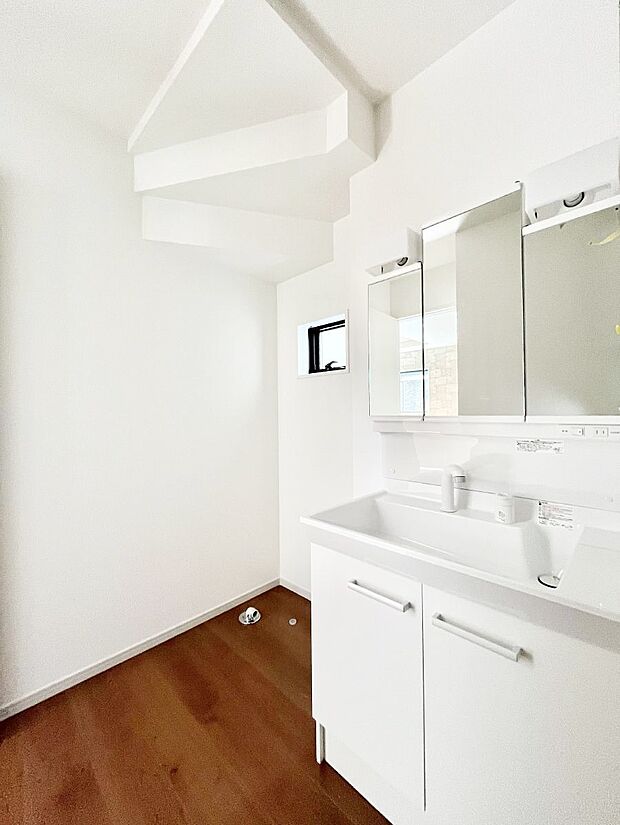 清潔感ある洗面化粧室で朝の身支度も快適