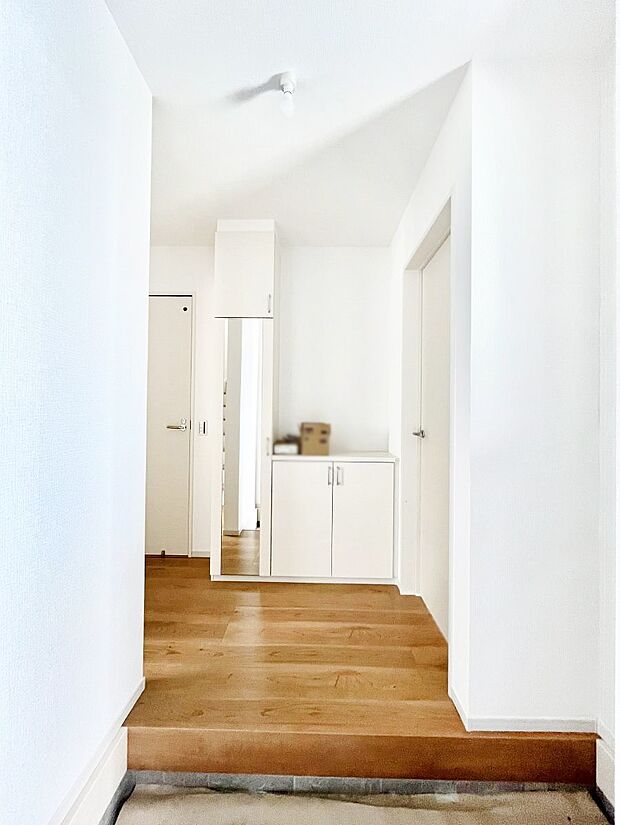 下駄箱はご家族の写真や季節のインテリアで飾り棚として演出できます