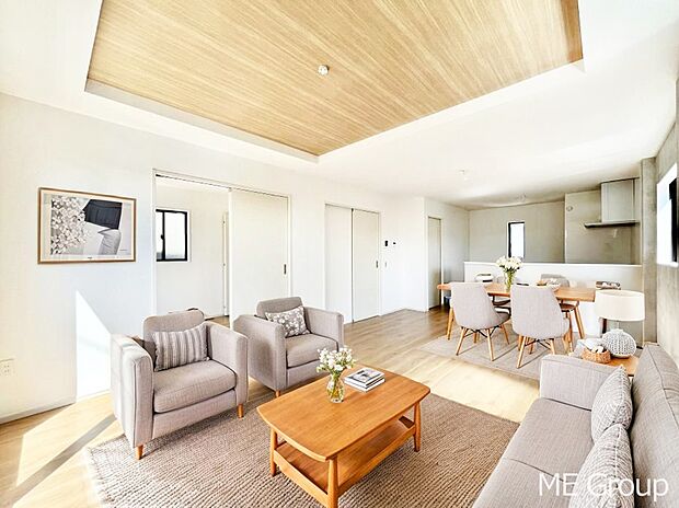 お洒落で開放感のある折り上げ天井を採用したリビング ※家具はCGです